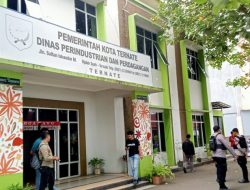 Massa Aksi, Desak Pencopotan Kepala Dinas Perindustrian dan Perdagangan Kota Ternate
