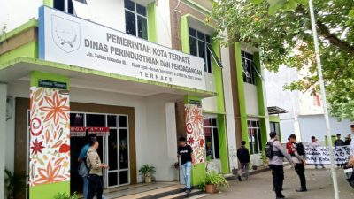 Massa Aksi, Desak Pencopotan Kepala Dinas Perindustrian dan Perdagangan Kota Ternate