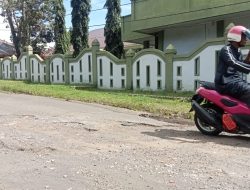 Jalan Berlubang di Depan Kampus B UMMU Ternate Mahasiswa dan Warga Keluhkan Kerusakan Bertahun-Tahun