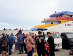 Penumpang Padati Pelabuhan Achmad Yani, Pemeriksaan Tiket Dikeluhkan Penumpang