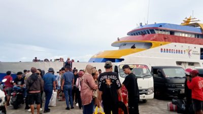 Penumpang Padati Pelabuhan Achmad Yani, Pemeriksaan Tiket Dikeluhkan Penumpang