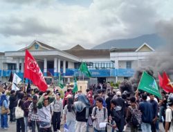 Mahasiswa Bersatu Kepung Kantor Walikota Ternate: Indonesia Gelap Dini Hari