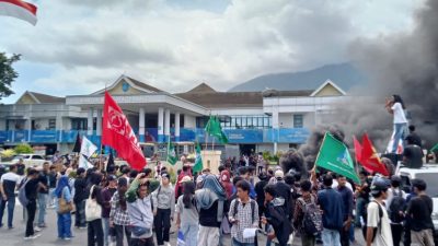 Mahasiswa Bersatu Kepung Kantor Walikota Ternate: Indonesia Gelap Dini Hari