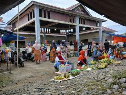 Warga Desa Lola Keluhkan : Pasar Tradisional yang kurang terurus.