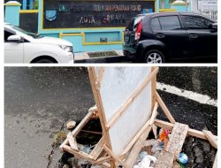 Jalan Raya Depan Mesjid Agung Al-Muttaqin Rusak, Warga dan Pedagang Keluhkan Kondisi Tersebut