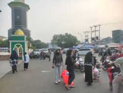 Empat Sahabat Berbagi Takjil di Depan Masjid Al-Munawar: Inisiatif Tanpa Pamrih dari Alumni dan Siswa SMK 1 Kota Ternate