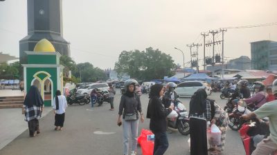 Empat Sahabat Berbagi Takjil di Depan Masjid Al-Munawar: Inisiatif Tanpa Pamrih dari Alumni dan Siswa SMK 1 Kota Ternate