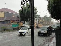 Hujan Deras Sebabkan Banjir di Jalan Hasan Esa, Warga Keluhkan Drainase yang Tersumbat
