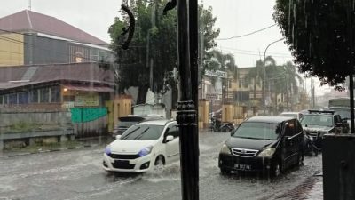 Hujan Deras Sebabkan Banjir di Jalan Hasan Esa, Warga Keluhkan Drainase yang Tersumbat