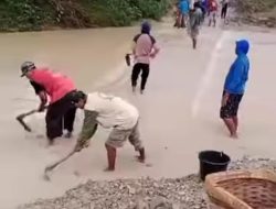 Warga Dusun Bedeg Gotong Royong Bersihkan Jembatan dari Lumpur