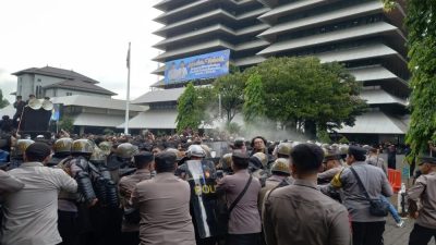 Empat Demonstran Tolak Revisi UU TNI Ditangkap di Semarang, Polisi Sebut Serang Petugas