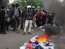 Demo Tolak RUU TNI DI Semarang Berujung Ricuh, Empat Mahasiswa Diamankan