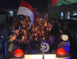 Karang Taruna Desa Bicoli Gelar Pawai Obor, Bendera Palestina Dikibarkan.