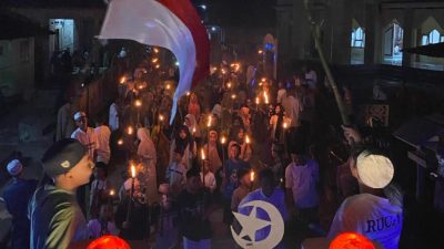 Karang Taruna Desa Bicoli Gelar Pawai Obor, Bendera Palestina Dikibarkan.