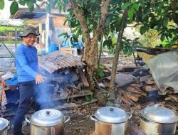 Bupati Kudus Sam’ani Intakoris Sambangi Warga dan Lestarikan Tradisi Kupatan