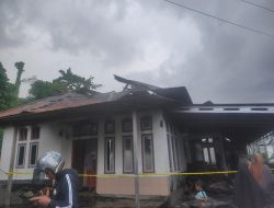 Kebakaran Hebat Lahap Satu Rumah Warga di Tarau, Saksi Soroti Lambannya Pemadam