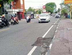 Ruas Jalan Nasional Kota Ternate Rusak Parah Akibat Proyek Vendor Telkom