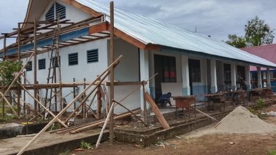 Proyek Rehabilitasi di SMP Negeri 36 Halsel Tak Miliki Papan Proyek, APD K3, Warga Pertanyakan Transparansi