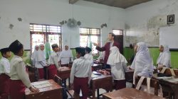 Mahasiswa Tadris Matematika KKN-MB 109 Desa Jepang Mejobo Semangat Belajar di MI NU Matholi’ul Falah