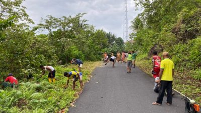 Gotong Royong Warga Tomajiko dan Mahasiswa KKN UGM Bersatu Sambut Hiri Fest 2025 Lewat Aksi Bersih-bersih