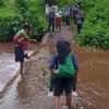 Akses Jalan Terendam Banjir, Nurani Ikut Hanyut. Anak Sekolah Digendong Menembus Derasnya Genangan
