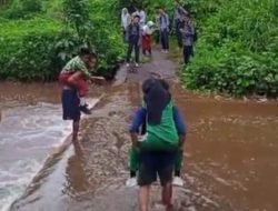 Akses Jalan Terendam Banjir, Nurani Ikut Hanyut. Anak Sekolah Digendong Menembus Derasnya Genangan