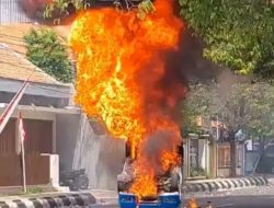 Ricuh Demo Tuntut Bupati Pati Mundur, Mobil Polisi Dibakar