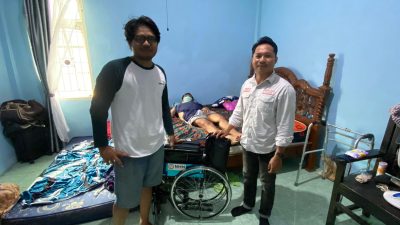 Lewat NHM Peduli, Haji Robert Bantu Warga Gosoma Tobelo dengan Kursi Roda