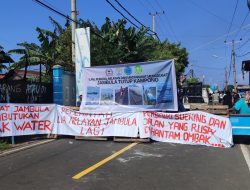 Warga Jambula Palang Jalan, Tuntut Gubernur Maluku Utara Tuntaskan Aspirasi Nelayan