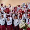 Dukung Pendidikan di Pelosok, Dinas Pendidikan Halsel Salurkan Bantuan Seragam untuk 60 Siswa Kurang Mampu