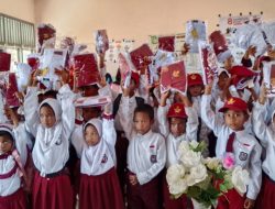 Dukung Pendidikan di Pelosok, Dinas Pendidikan Halsel Salurkan Bantuan Seragam untuk 60 Siswa Kurang Mampu