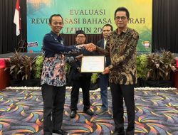 Wabup Halsel Terima Penghargaan dalam Evaluasi Revitalisasi Bahasa Daerah 2025