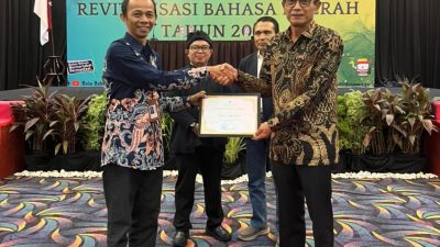 Wabup Halsel Terima Penghargaan dalam Evaluasi Revitalisasi Bahasa Daerah 2025