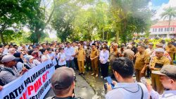 Puluhan Massa APDESI dan BPD Geruduk Kantor Bupati Halbar, Tuntut Penolakan PMK 81/2025 dan Pembayaran Siltap