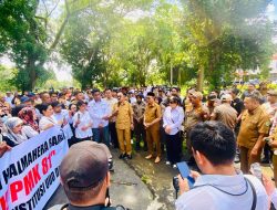 Puluhan Massa APDESI dan BPD Geruduk Kantor Bupati Halbar, Tuntut Penolakan PMK 81/2025 dan Pembayaran Siltap