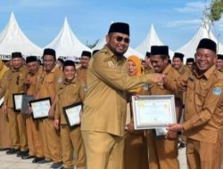 25 ASN Paling Disiplin Terima Penghargaan dari Bupati Halmahera Selatan, Hasan Ali Bassam