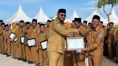 25 ASN Paling Disiplin Terima Penghargaan dari Bupati Halmahera Selatan, Hasan Ali Bassam