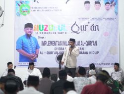 Hadiri Nuzulul Qur’an di Wasile Timur, Bupati Ubaid Serahkan Bantuan Pesantren Rp20 Juta