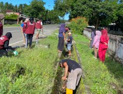 Antisipasi Banjir Musim Hujan, Mahasiswa KKSD UMMU Gelar Kerja Bakti di Desa Tului