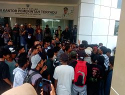 Aksi Mahasiswa-Nelayan Ricuh di Kantor Bupati Morotai, Wakil Bupati Akhirnya Turun Berdialog