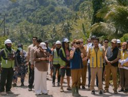 Gubernur Sherly Tinjau ke Lokasi, Target Perbaikan Jalan Rusak Oba–Halsel Rampung 2027