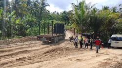 Truk Operasional PT Kirana Cakrawala Disorot, Dishub Haltim, Jalan Kabupaten di Maba Tengah Rusak Parah