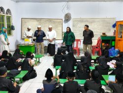 Hasby Yusuf Salurkan Al-Qur’an, Iqra dan Sound System untuk TPQ Hubbuddin Kalumata