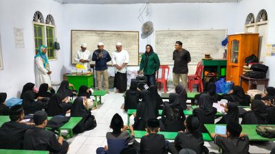Hasby Yusuf Salurkan Al-Qur’an, Iqra dan Sound System untuk TPQ Hubbuddin Kalumata