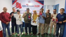 Penyerahan penghargaan dan bonus uang Sekertaris ORADO Kota Ternate kepada pemenang atlet (04/09/26). Dok. Istimewah
