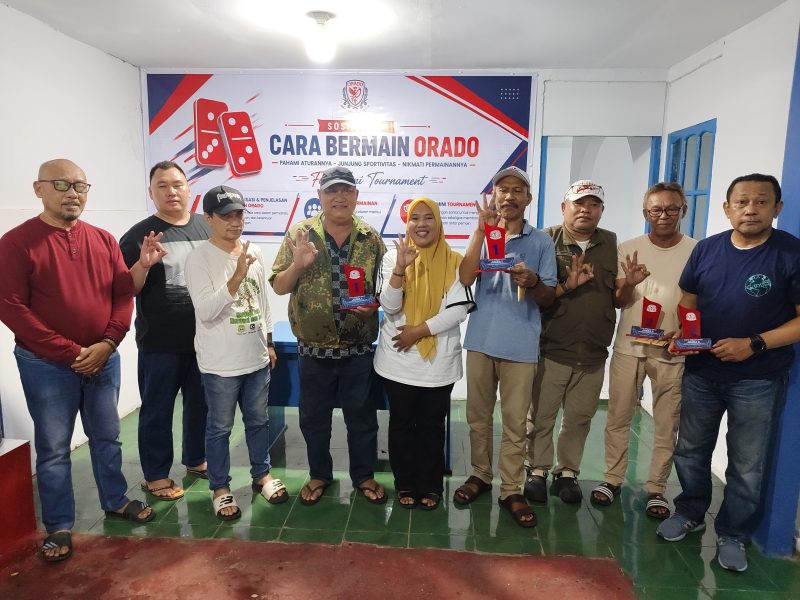 Penyerahan penghargaan dan bonus uang Sekertaris ORADO Kota Ternate kepada pemenang atlet (04/09/26). Dok. Istimewah