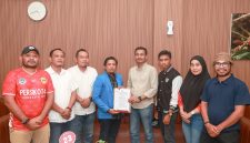 Pengurus KNPI Malut Serahkan SK Kepengurusan KNPI Haltim (06/09/26). Dok. Istimewa. 