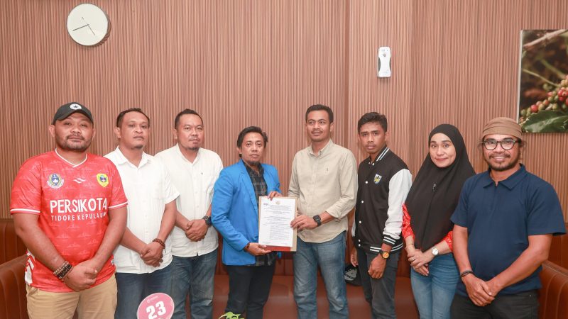 Pengurus KNPI Malut Serahkan SK Kepengurusan KNPI Haltim (06/09/26). Dok. Istimewa. 