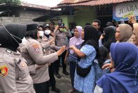 Ibu Nafsia selaku ahli waris tanah dan salah satu warga saat berkoordinasi terkait bukti dan hak kepemilikan tanah kepada pihak kepolisia. (12/09/26). Dok. Agis