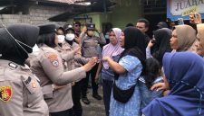 Ibu Nafsia selaku ahli waris tanah dan salah satu warga saat berkoordinasi terkait bukti dan hak kepemilikan tanah kepada pihak kepolisia. (12/09/26). Dok. Agis